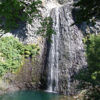 Bella cascata circondata dal verde vicino a Laurac-en-Vivarais, nella regione dell'Auvergne-Rhône-Alpes, Francia.