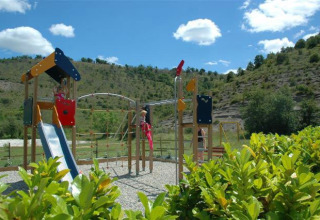 Legeområde med rutsjebane og klatrestativ på Camping Saint Amand i Auvergne-Rhône-Alpes, Frankrig.
