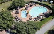 Vista aerea della piscina e dei lettini al Camping Saint Amand, villaggio turistico in Alvernia-Rodano-Alpi, Francia.