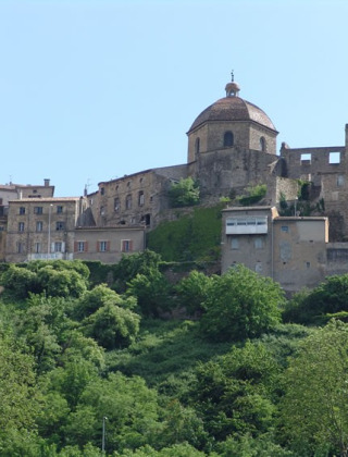 Veduta di edifici storici e rovine circondati dal verde a Laurac-en-Vivarais, Alvernia-Rodano-Alpi, Francia.