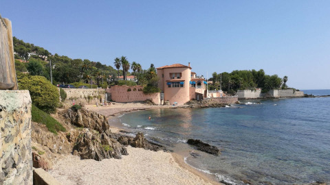 Panorama costiero vicino a Fréjus, Provenza-Alpi-Costa Azzurra, Francia, con spiaggia, rocce e una villa.