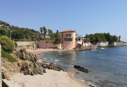 Kystnær scene nær Fréjus i Provence-Alpes-Côte d’Azur, Frankrig, med strand, klipper og villa.