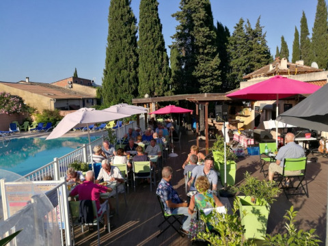 Cena al aire libre junto a la piscina en Camping Les Lauriers Roses, Provenza-Alpes-Costa Azul, Francia.