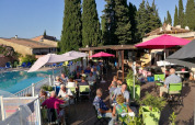 Ristorante all'aperto accanto alla piscina al Camping Les Lauriers Roses, Provenza-Alpi-Costa Azzurra, Francia.