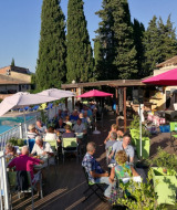 Udendørs restaurant ved poolen på Camping Les Lauriers Roses i Provence-Alpes-Côte d’Azur, Frankrig.