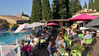 Udendørs restaurant ved poolen på Camping Les Lauriers Roses i Provence-Alpes-Côte d’Azur, Frankrig.