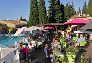 Ristorante all'aperto accanto alla piscina al Camping Les Lauriers Roses, Provenza-Alpi-Costa Azzurra, Francia.
