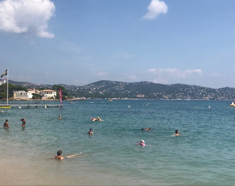 Bagnanti nuotano in mare presso la spiaggia di Camping Les Lauriers Roses in Provenza-Alpi-Costa Azzurra, Francia.