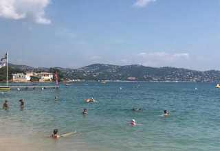 Bagnanti nuotano in mare presso la spiaggia di Camping Les Lauriers Roses in Provenza-Alpi-Costa Azzurra, Francia.