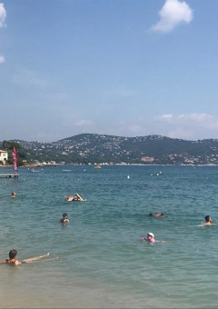 Feriegæster svømmer i havet ved en strand nær Camping Les Lauriers Roses i Provence-Alpes-Côte d’Azur, Frankrig.