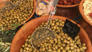 Forskellige lokale delikatesser som oliven, tomater og ost på markedet i Provence-Alpes-Côte d’Azur, Frankrig.