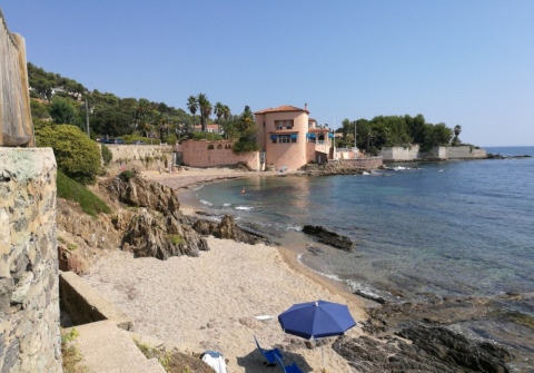 Visning af en strand og et feriehus ved Camping Les Lauriers Roses i Provence-Alpes-Côte d’Azur, Frankrig.