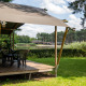 Tenda safari con veranda sul lago al Familiepark Goolderheide, Belgio, immersa nella natura verde.