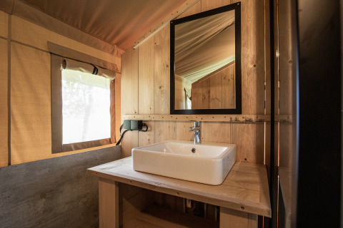 Badkamer met houten wanden en vierkante wastafel in Safari tent Lake + sanitary bij Familiepark Goolderheide, België.