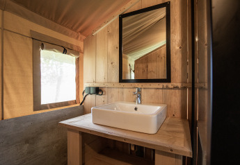 Bagno con pareti in legno e lavandino quadrato in Safari tent Lake + sanitary al Familiepark Goolderheide, Belgio.