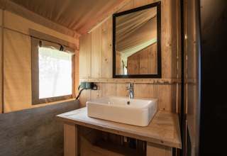 Badkamer met houten wanden en vierkante wastafel in Safari tent Lake + sanitary bij Familiepark Goolderheide, België.