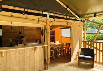 Tenda safari con servizi igienici privati e mobili in legno al Familiepark Goolderheide in Belgio.