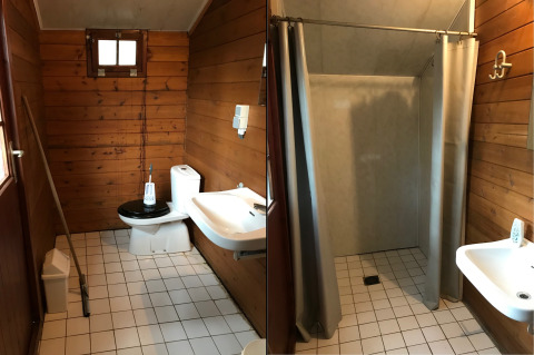Baño de tienda safari en Familiepark Goolderheide, Bélgica, con inodoro, lavabo y ducha con cortina.