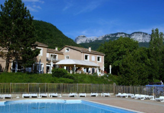 Feriepark Camping Le Gallo Romain i Auvergne-Rhône-Alpes, Frankrig med swimmingpool og bjergudsigt.