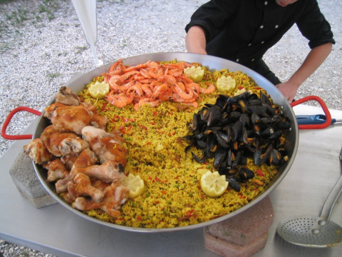 Gran sartén de paella con pollo, gambas y mejillones en Camping Le Gallo Romain en Auvergne-Rhône-Alpes.