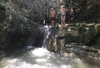 To personer nyder en vandfaldsbruser i naturen nær Barbières, Auvergne-Rhône-Alpes, Frankrig.