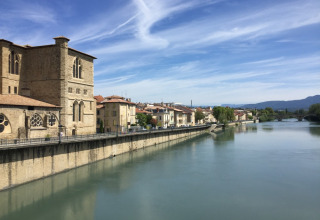 Vista sul fiume vicino a Barbières, Alvernia-Rodano-Alpi, Francia, con edifici storici e cielo azzurro.