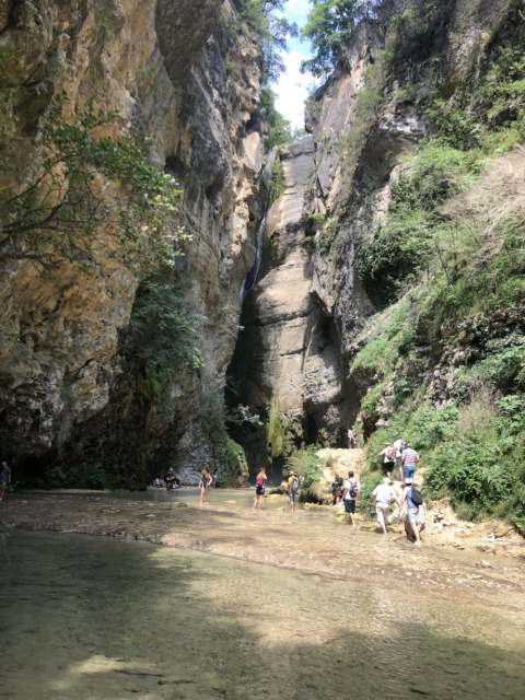 Personas caminando por el arroyo y las rocas en Camping Le Gallo Romain en Auvergne-Rhône-Alpes, Francia.