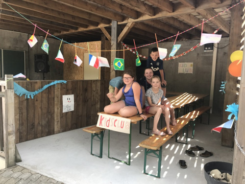 Niños se divierten en el área decorada del Kids Club en Camping Le Gallo Romain en Auvergne-Rhône-Alpes.