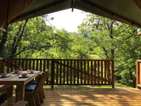 Vista desde una terraza de madera en Camping Le Gallo Romain en Auvergne-Rhône-Alpes, Francia.