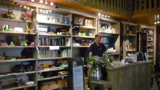Interior de Feather Down De Zeekraal Terschelling, parque de vacaciones con estanterías y mostrador de madera.