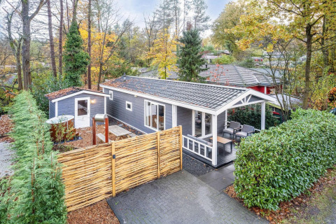 Außenansicht der Wellness Lodge für 2 Personen mit Terrasse und Garten in De Thijmse Berg, Niederlande.