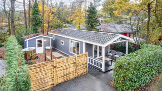 Wellness Lodge voor 2 personen met privéterras en groene omheining aan De Thijmse Berg in Nederland.