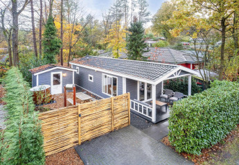 Udendørsbillede af Wellness Lodge for 2 personer med terrasse og grønne omgivelser i De Thijmse Berg, Nederlandene.