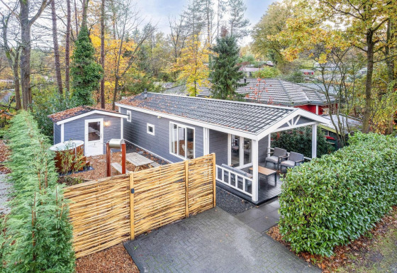 Außenansicht der Wellness Lodge für 2 Personen mit Terrasse und Garten in De Thijmse Berg, Niederlande.