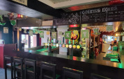 Zona bar al Camp Diekirch, parco vacanze a Diekirch, Lussemburgo, decorato per la festa di San Patrizio.