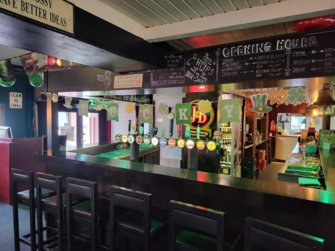 Área de bar en Camp Diekirch, un parque vacacional en Diekirch, Luxemburgo, decorado para San Patricio.