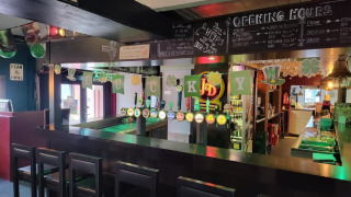 Zona bar al Camp Diekirch, parco vacanze a Diekirch, Lussemburgo, decorato per la festa di San Patrizio.