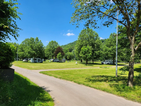 Camper parcheggiati tra gli alberi al parco vacanze Camp Diekirch a Diekirch, Lussemburgo.