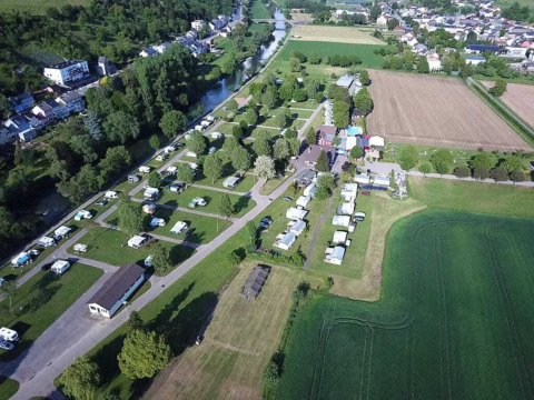 Luftbild des Ferienparks Camp Diekirch in Diekirch, Luxemburg, mit Wohnwagen und weitläufigen Feldern.