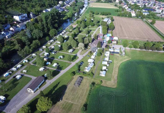Luftfoto af Camp Diekirch feriepark i Diekirch, Luxembourg, med campingvogne og grønne områder.