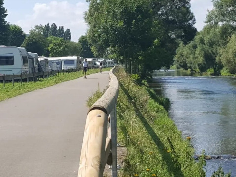 Camper allineati lungo un sentiero fluviale a Camp Diekirch, parco vacanze a Diekirch, Lussemburgo.