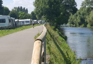 Udsigt over campingvogne langs en flodsti i Camp Diekirch, feriepark i naturskønne Diekirch, Luxembourg.