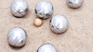 Bocce da pétanque e pallino di legno sulla sabbia, attrazione di Camp Diekirch in Lussemburgo.