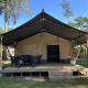 Udendørsbillede af Lodgetent Basic safari telt med overdækket terrasse i Maasduinen, Holland.