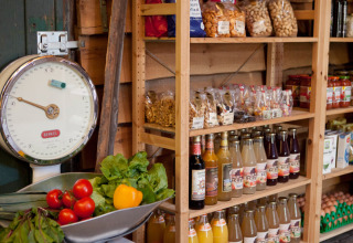 Boerderijwinkel met verse groenten, ouderwetse weegschaal, dranken en snacks bij Feather Down Het Wesselink.
