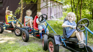 Enfants en karts à pédales à Feather Down Het Wesselink in Salland, parc de vacances à Overijssel, Pays-Bas.