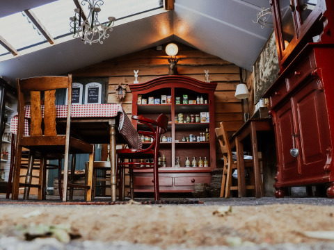 Zona pranzo rustica con mobili in legno e credenza rossa a Feather Down Het Wesselink, Overijssel, Paesi Bassi.