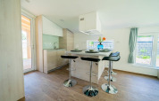 Moderne keuken en eetgedeelte in Panorama Cottage, Kaatsheuvel, Nederland, met licht interieur.