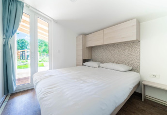 Dormitorio en Panorama Cottage en Kaatsheuvel, Países Bajos, con cama doble y vista al jardín.