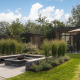 Lodge moderne Loevestein Deluxe au Veluwepark de Bosgraaf, Pays-Bas, entouré de beaux jardins paysagers.